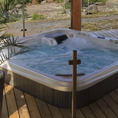 Seija's Modern With Hot Tub Villa